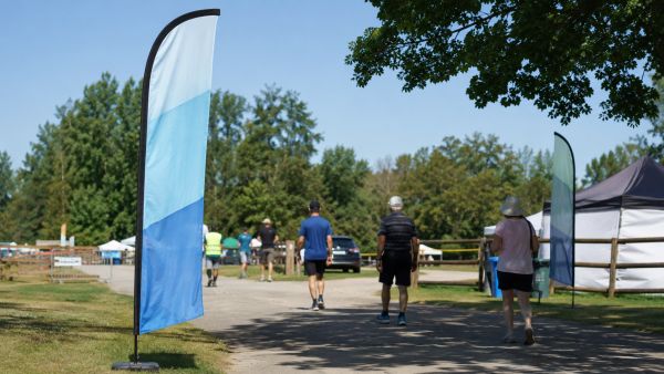L'oriflamme publicitaire : Guide complet du support beachflag pour votre visibilité